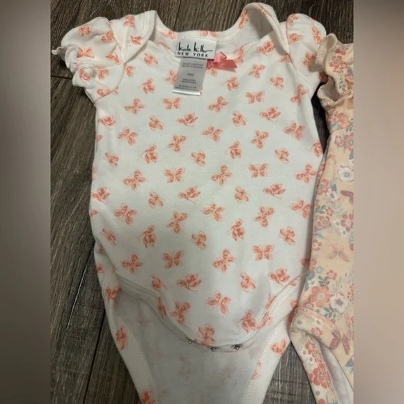 Nicole Miller Baby Girl Body Suits Size 0-3 Months Bows Flowers - Picture 2 of 3